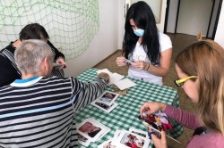 05_nov_jed_le_komunita.jpg||