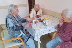 01___popoludnajsie_posedenie_pri_dobrej_kavicke_a_obcerstveni.jpg||