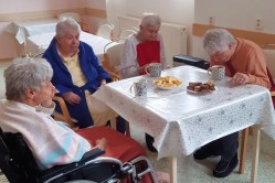 02___popoludnajsie_posedenie_pri_dobrej_kavicke_a_obcerstveni.jpg||