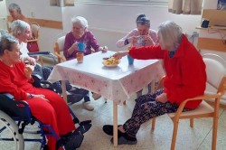 04___popoludnajsie_posedenie_pri_dobrej_kavicke_a_obcerstveni.jpg||