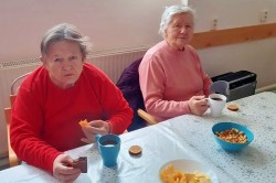 10___popoludnajsie_posedenie_pri_dobrej_kavicke_a_obcerstveni.jpg||