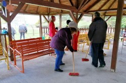 10___upratovanie_altanku_pc.jpg||