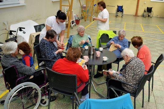 10_dopoludnajsie_posedenie.jpg||