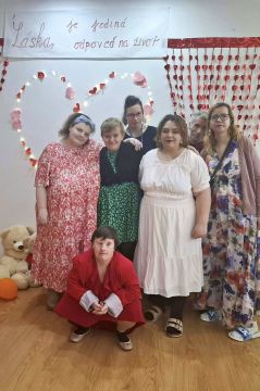 08_valent_n_pc.jpg||